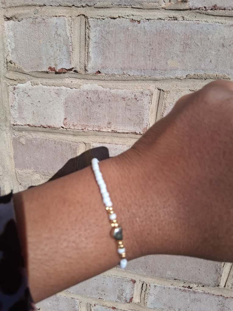 Dainty White Heart Seed Bead Bracelet